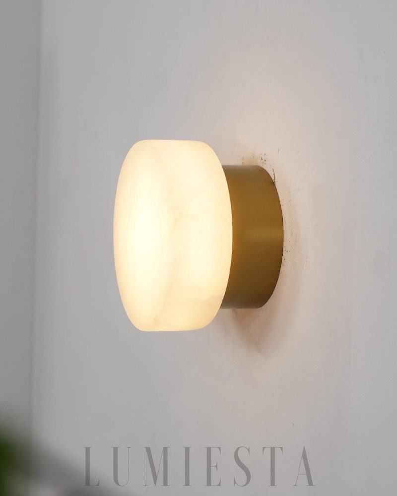 Lampa ścienna Domino A cylindryczna z alabastru w mosiądzu