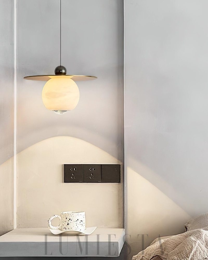 Lampa wisząca Flavas w stylu nowoczesnym z alabastru i mosiądzu