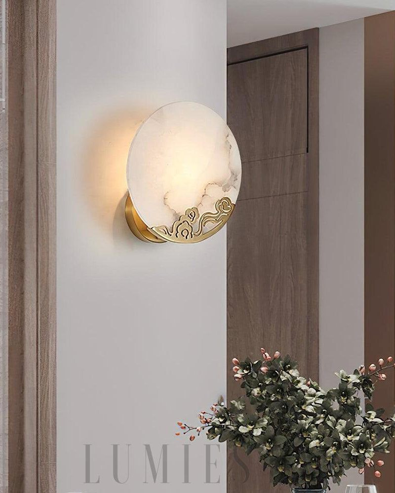 Nowoczesna lampa ścienna Alabaster Ando w mosiądzu i bieli