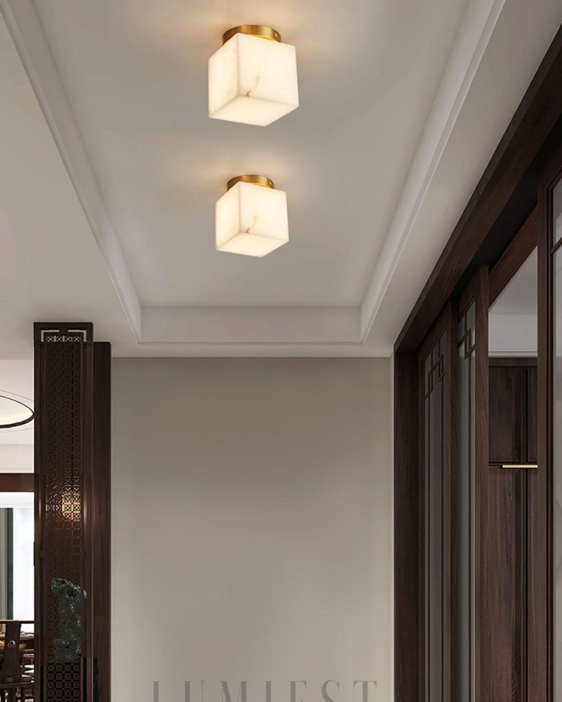 Lampa sufitowa Mosiądz z alabastrowym kloszem elegancki styl