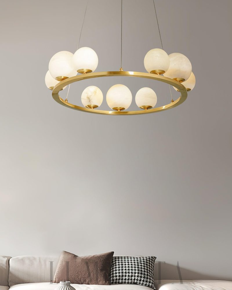 Lampa wisząca Tagliato Alabaster w kształcie kuli mosiężna