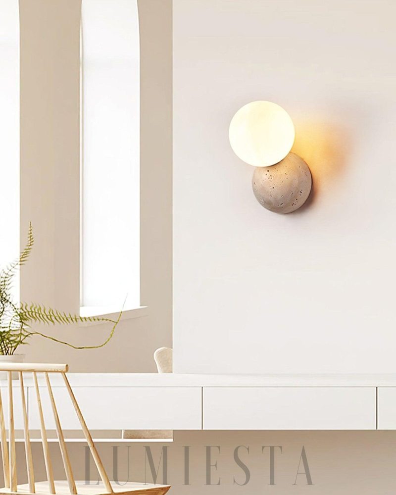 Lampa ścienna Tion w stylu nowoczesnym z beżowym travertynem
