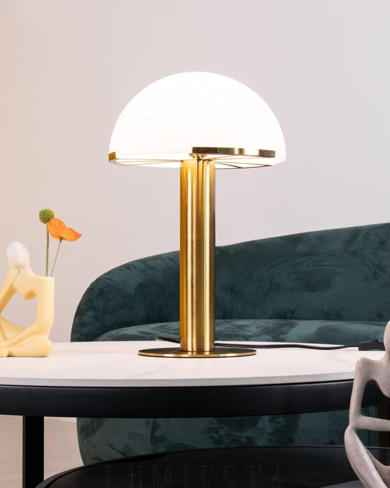 Lampa stołowa w kształcie hemisfery z alabastru w kolorze złotym i białym