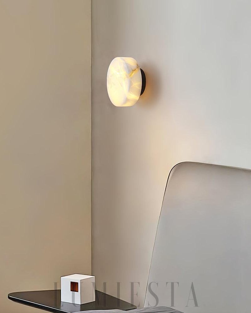 Lampa ścienna Domino A cylindryczna z alabastru w mosiądzu