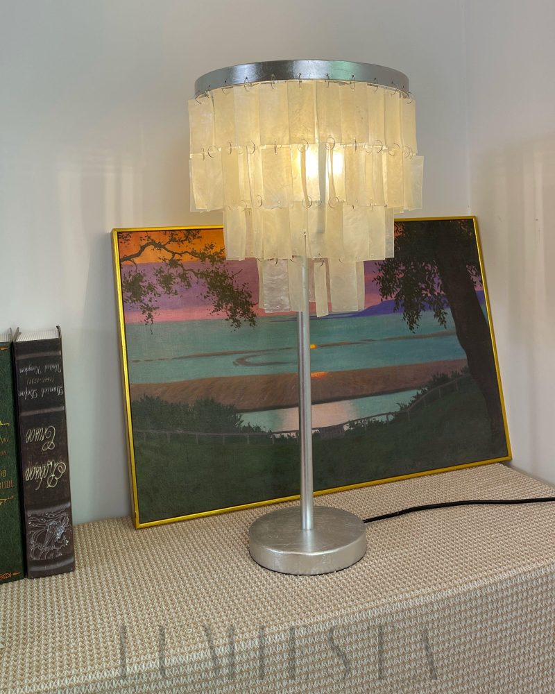 Lampa stołowa Skye z muszli srebrna i biała 25cm x 53cm