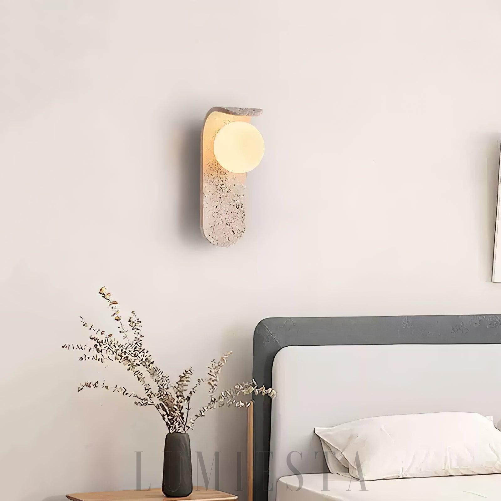 Lampa ścienna Curve Solis z travertynu minimalistyczna beżowa