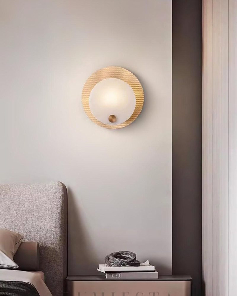 Nowoczesna lampa ścienna Harlan alabastrowa w mosiądzu