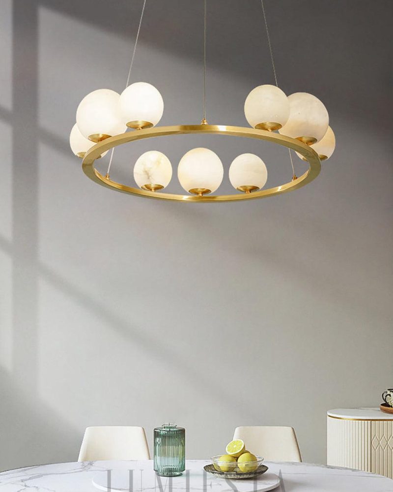 Lampa wisząca Tagliato Alabaster w kształcie kuli mosiężna