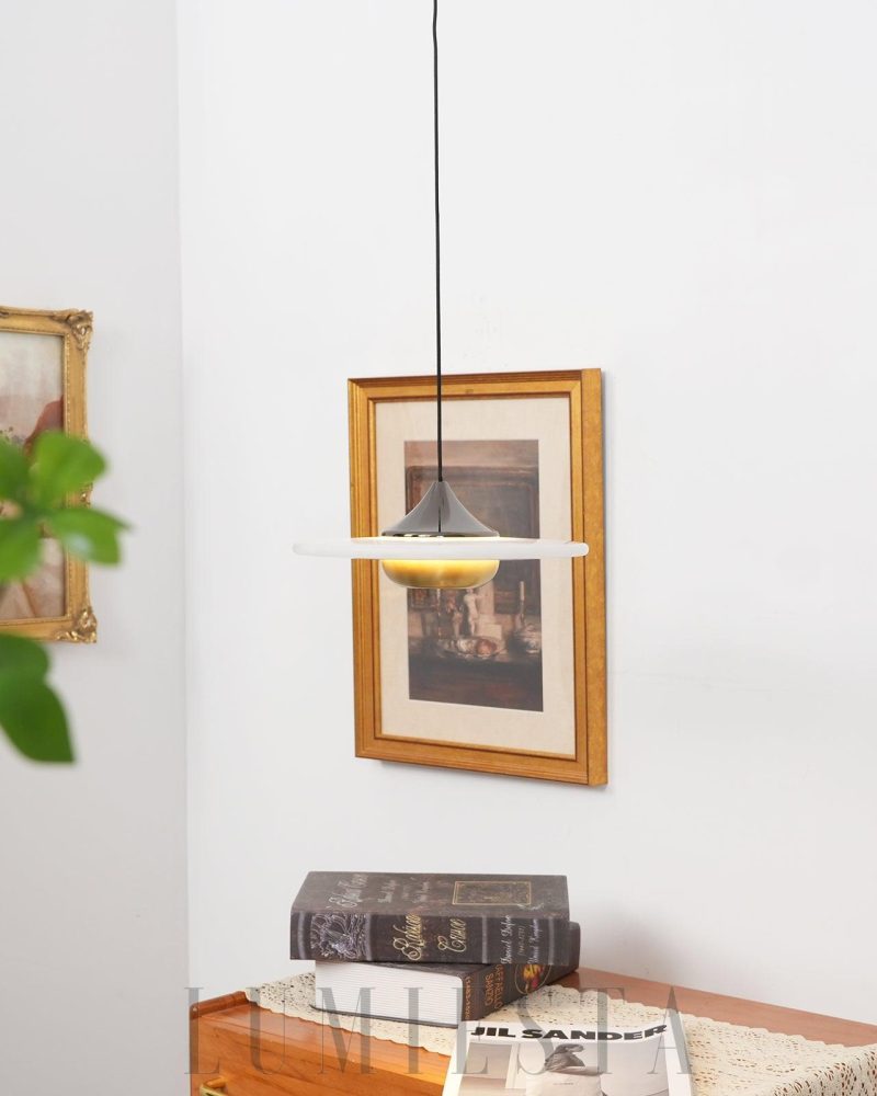 Lampa wisząca Flying Saucer z alabastru w kolorze złotym i czarnym