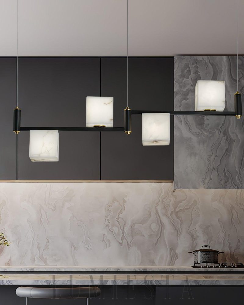 Lampa wisząca Alabaster kwadratowa z mosiężnymi detalami