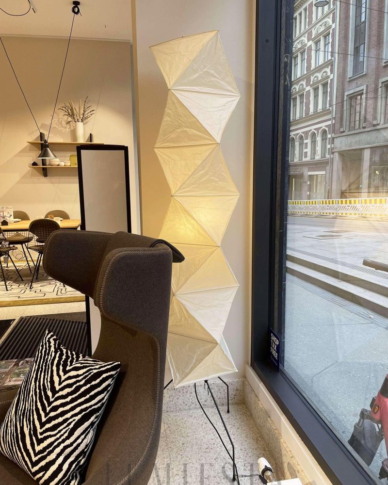 Lampa podłogowa Akari UF4-L8 w minimalistycznym stylu
