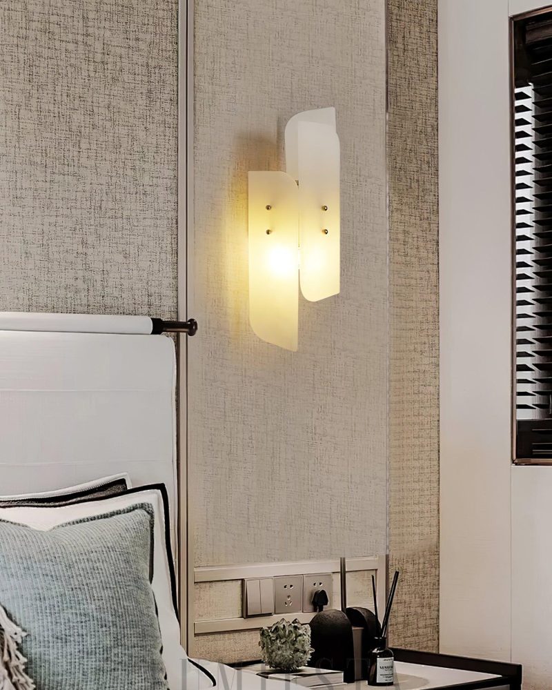 Mosiężna lampa ścienna Alabaster Megalith w eleganckim stylu
