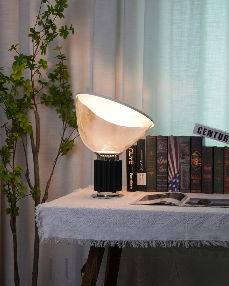 Lampa stołowa Taccia z przezroczystym kloszem i eleganckim designem