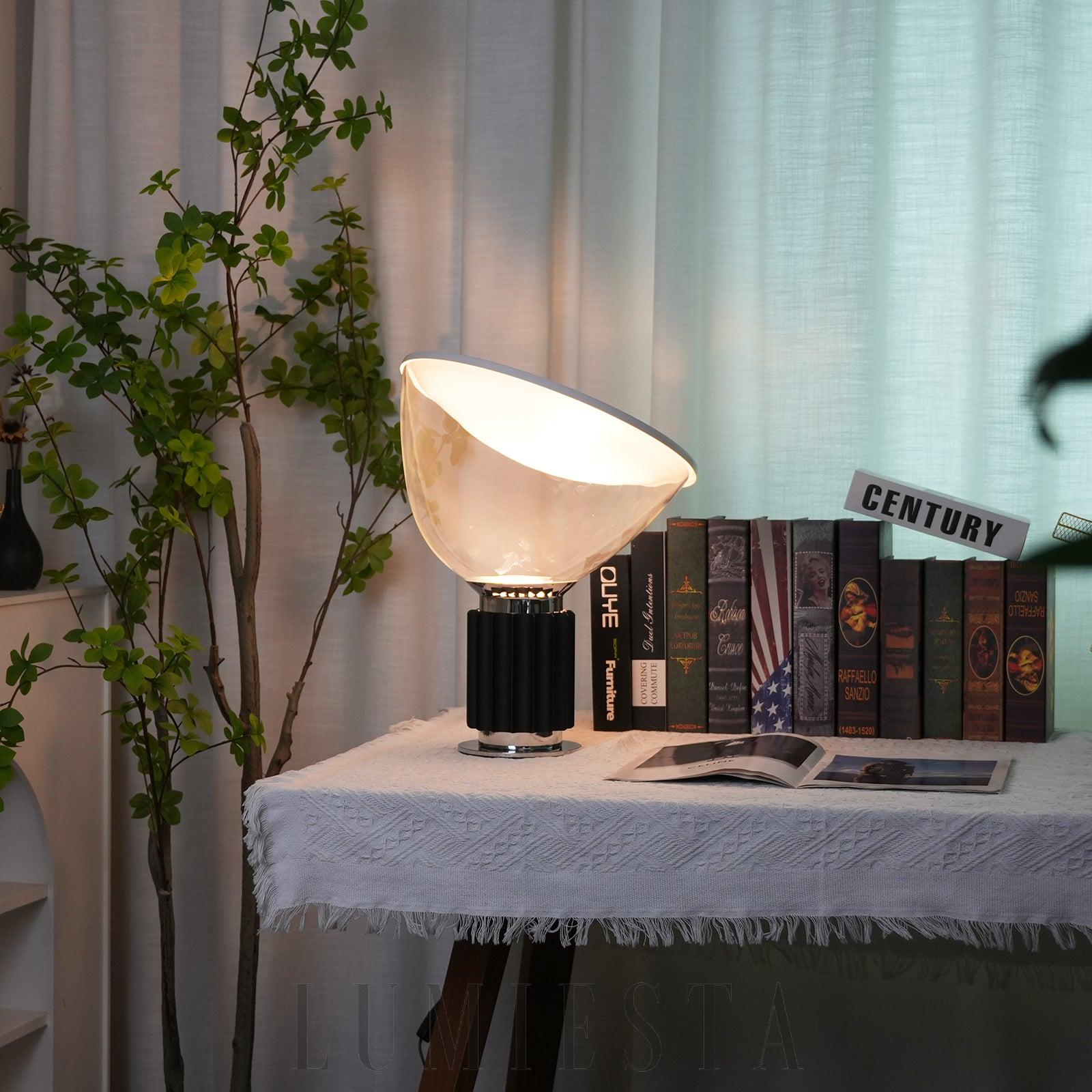 Lampa stołowa Taccia z przezroczystym kloszem i eleganckim designem
