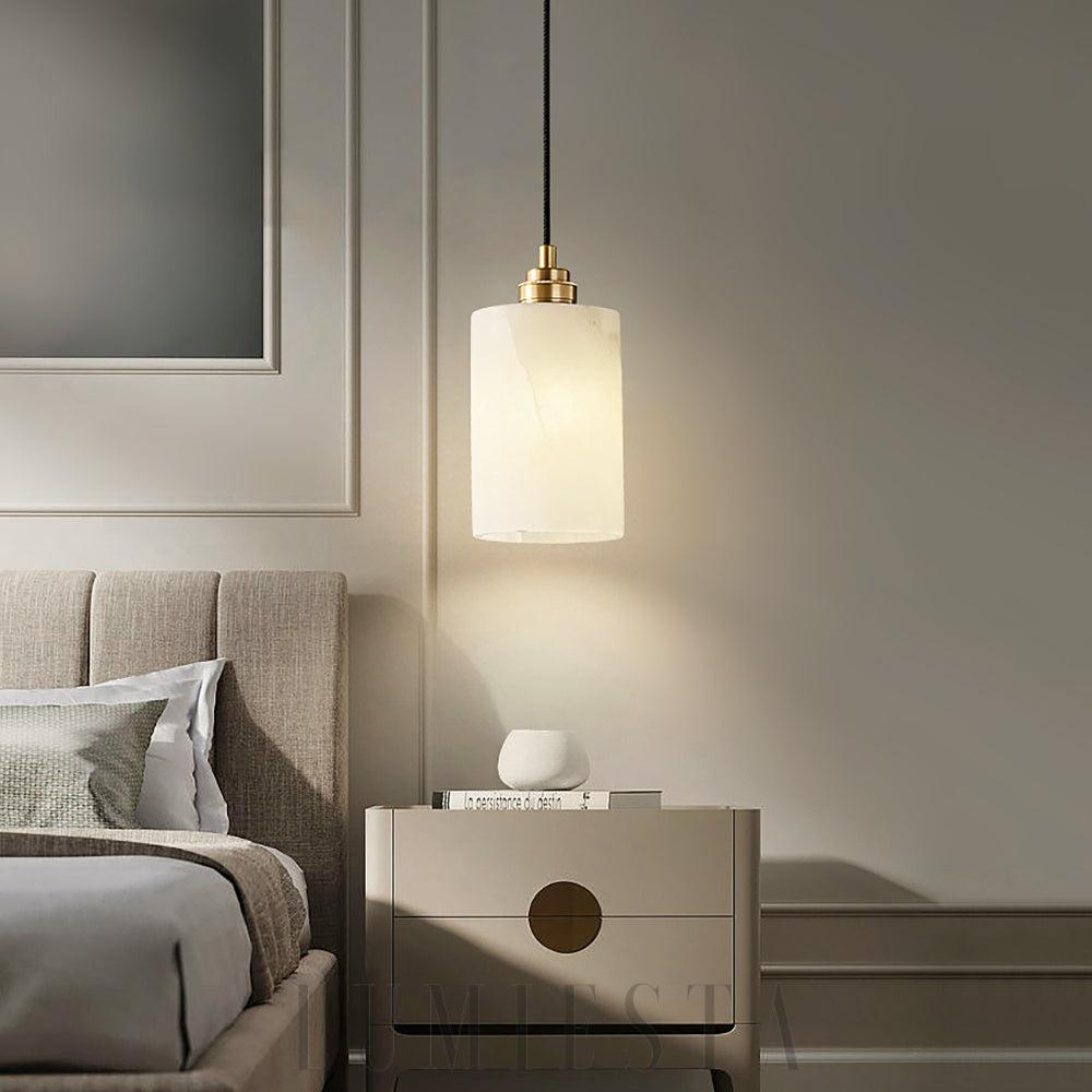 Cylindryczna lampa wisząca z alabastru w białym kolorze