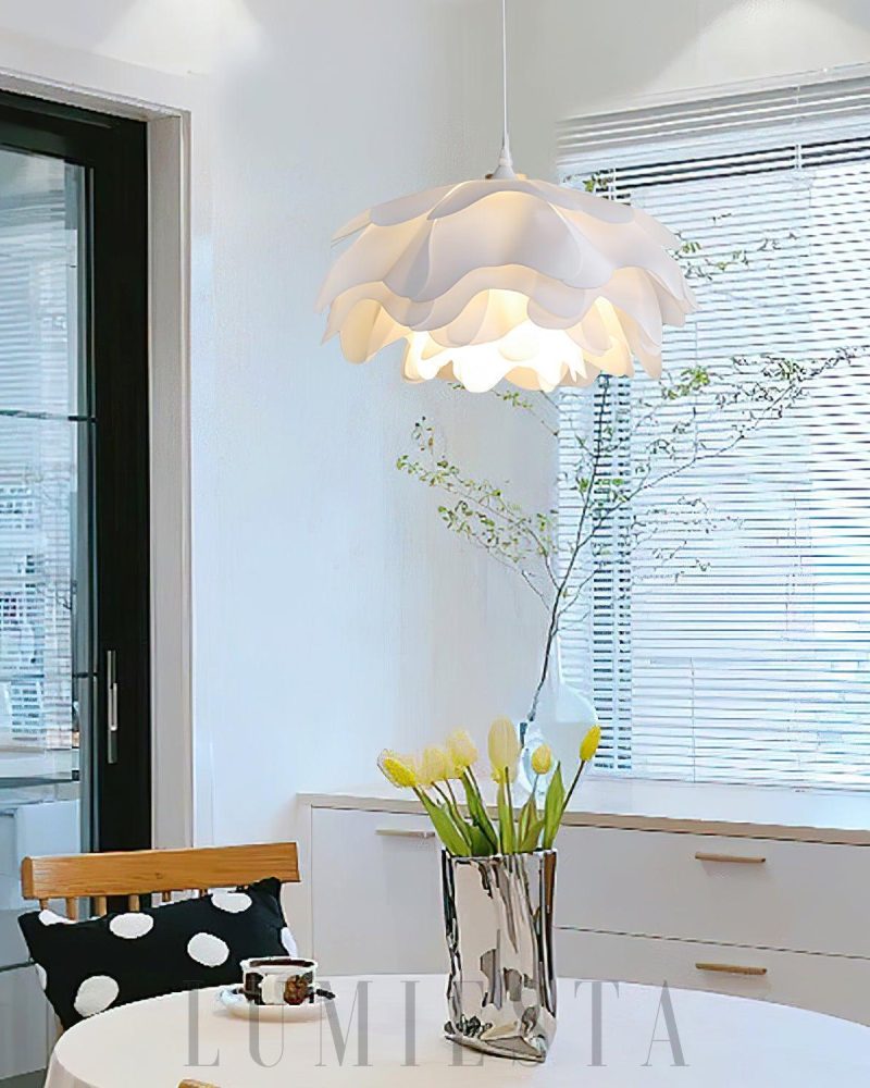 Lampa wisząca w kształcie kwiatu Biała elegancja do wnętrz