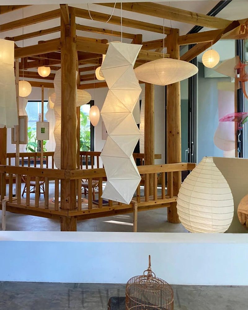 Lampa wisząca Akari L8 w białym kolorze o eleganckim kształcie