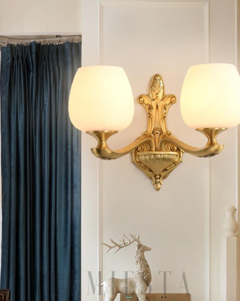 Lampa ścienna mosiężna z szklanym kloszem w stylu vintage