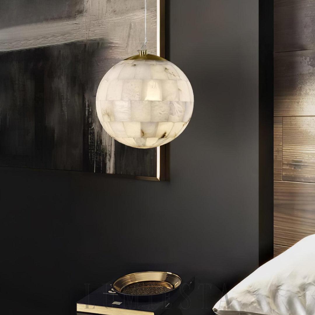 Lampa wisząca Alabaster w kształcie kuli złota i biała