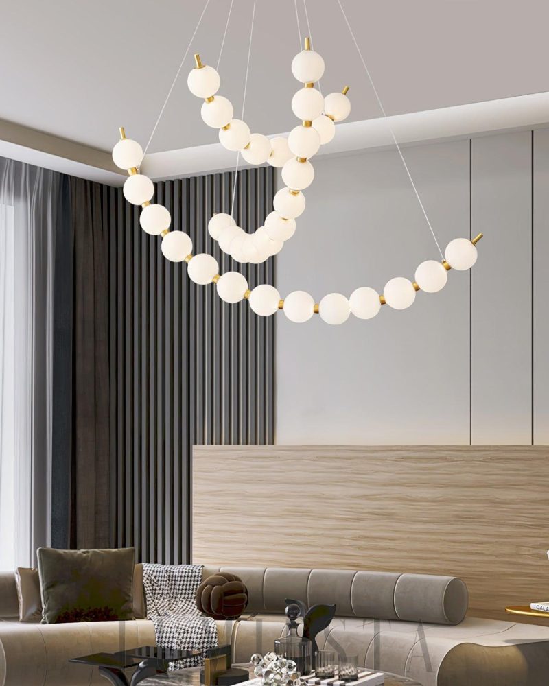 Lampa wisząca z akrylowymi perłami w kolorze mosiądzu