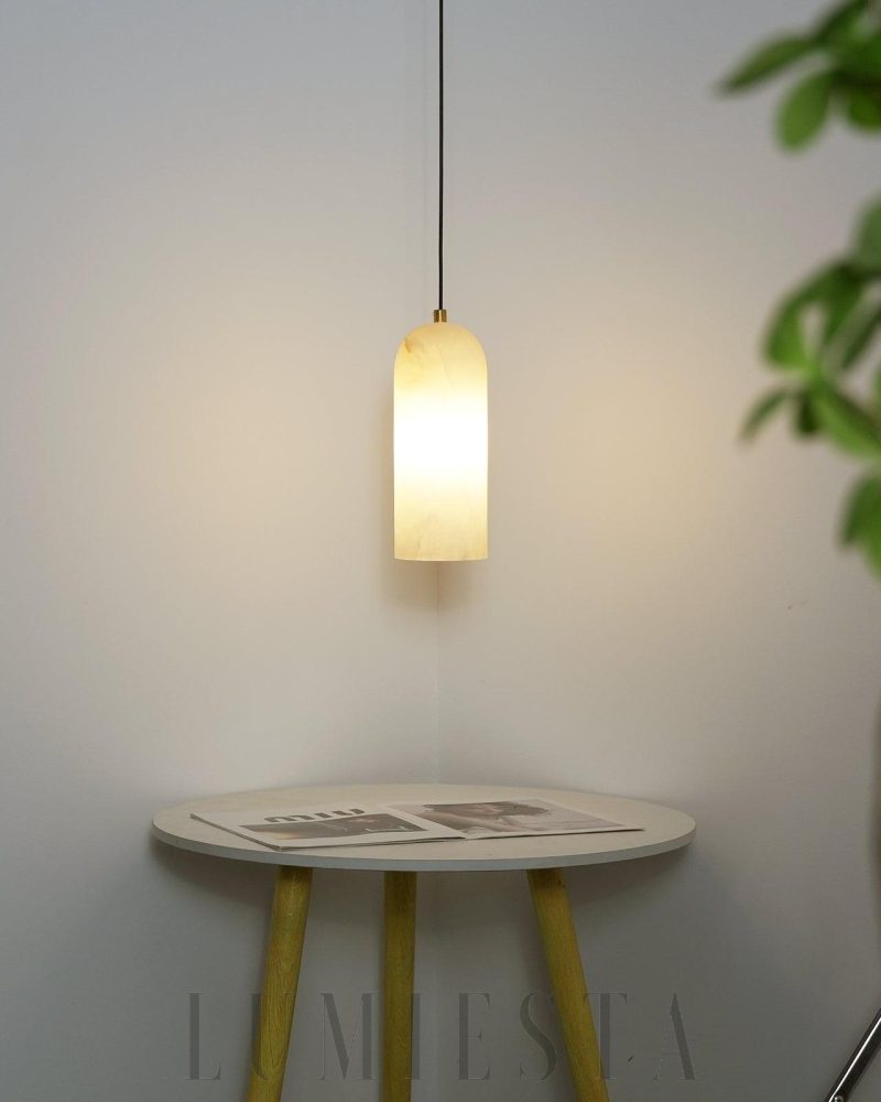 Lampa wisząca Monty w stylu mid-century z alabastrowym kloszem