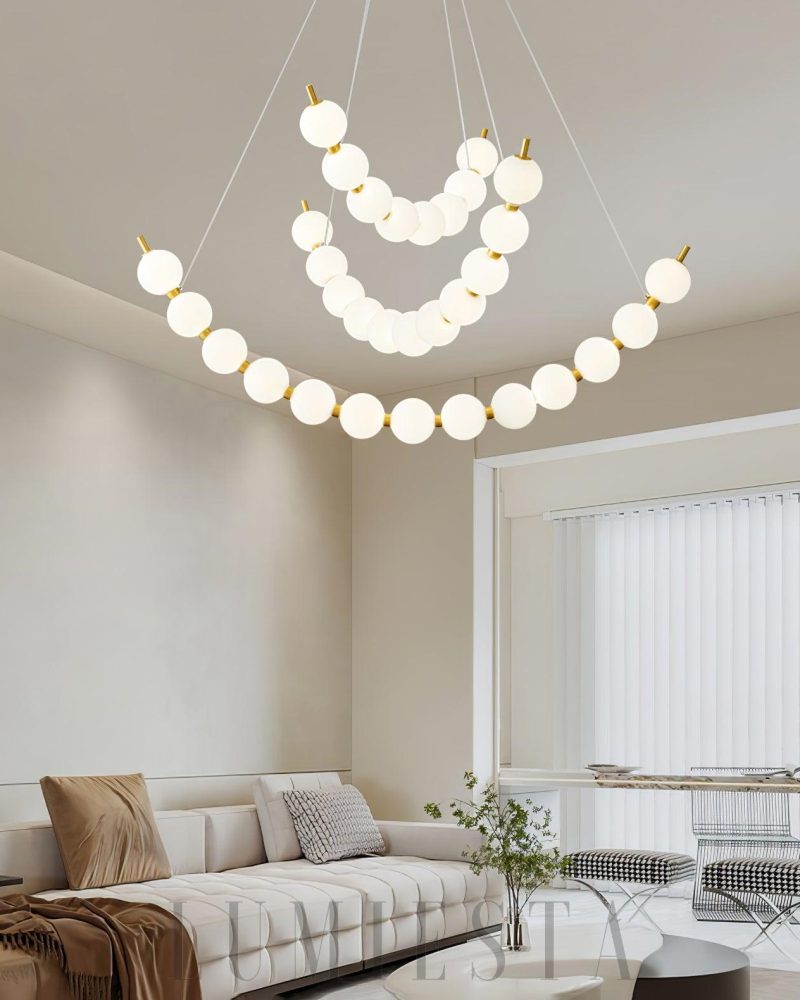 Lampa wisząca z akrylowymi perłami w kolorze mosiądzu