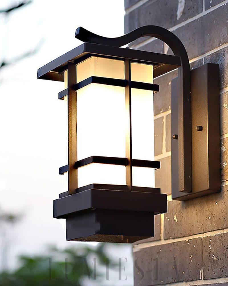 Lampa ścienna Madison w stylu latarni z dekoracyjną kratką