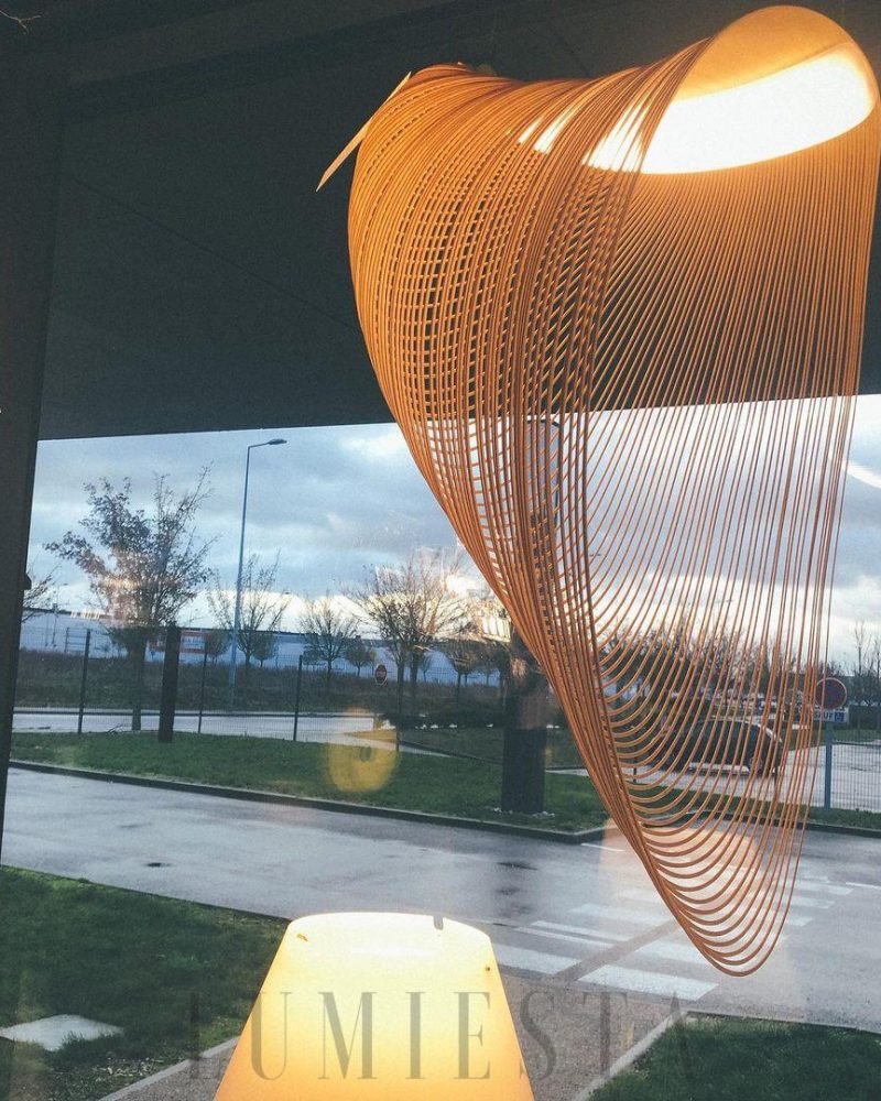 Lampa wisząca Art Float w kształcie nowoczesnej konstrukcji z drewna