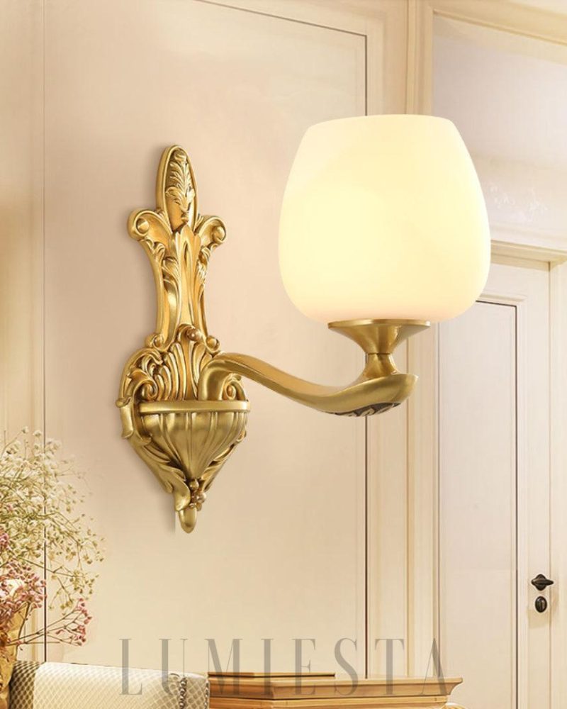 Lampa ścienna mosiężna z szklanym kloszem w stylu vintage