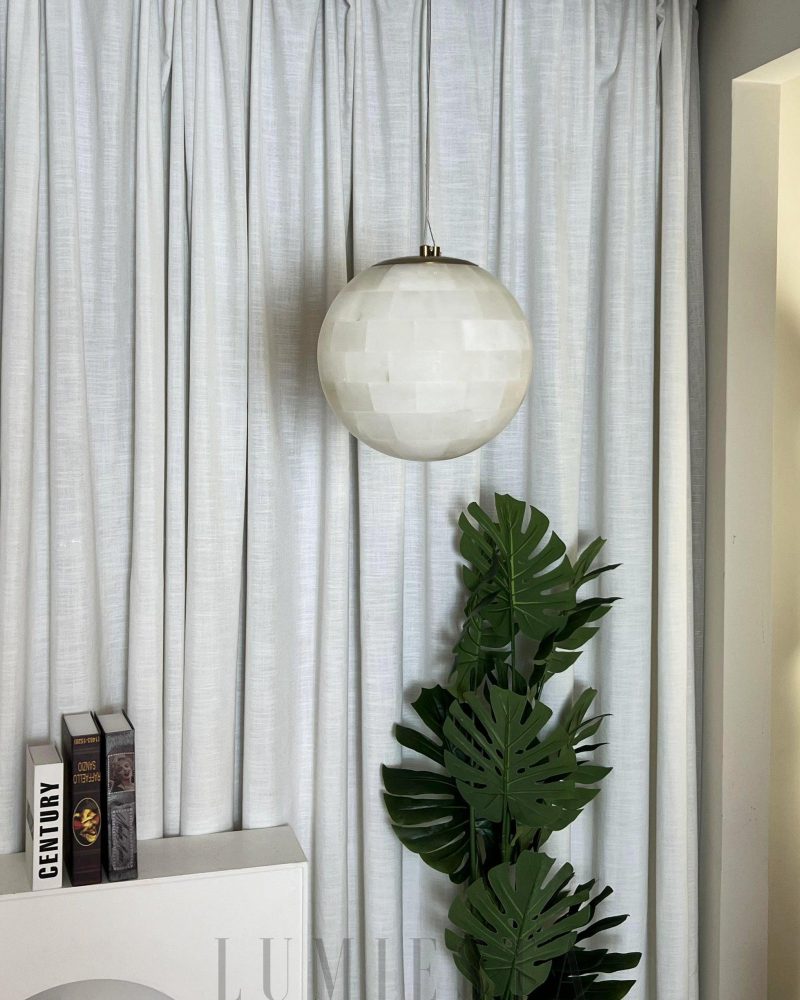 Lampa wisząca Alabaster w kształcie kuli złota i biała