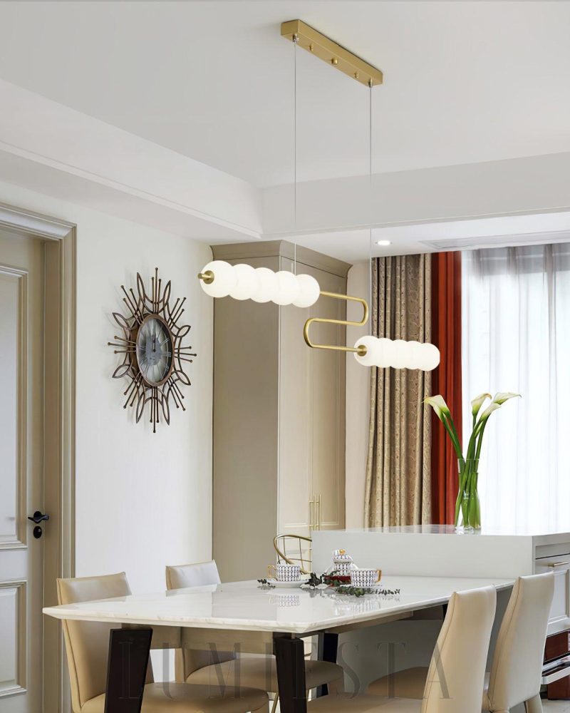 Lampa wisząca Pearl Chain w mosiężnym stylu z akrylowymi kulami