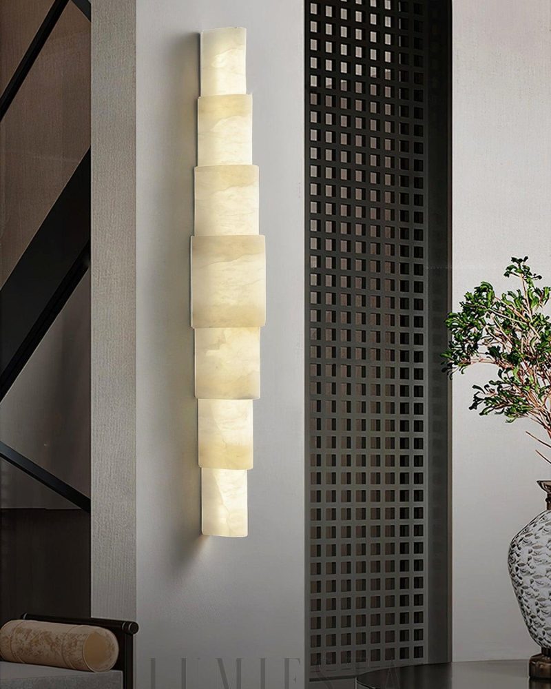 Lampa ścienna półcylindryczna Alba z alabastru w białym kolorze