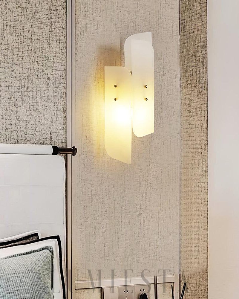 Mosiężna lampa ścienna Alabaster Megalith w eleganckim stylu