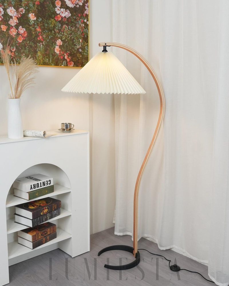 Lampa podłogowa Caprani z drewna w stylu skandynawskim 72cm