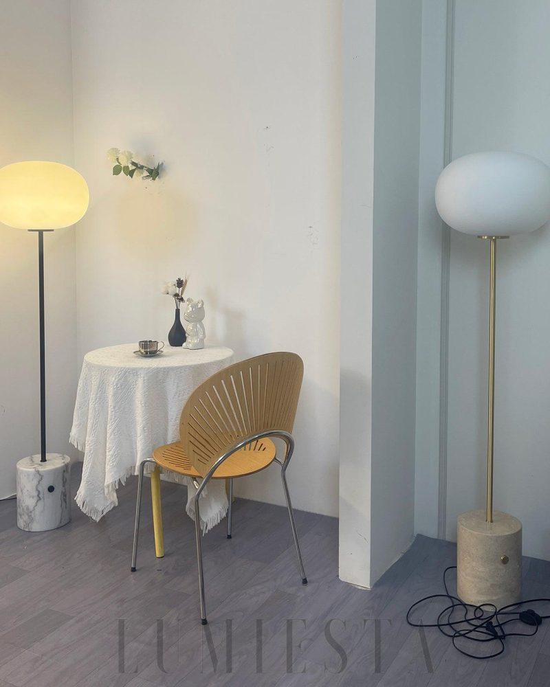 Lampa podłogowa z kulistym kloszem w złotym lub czarnym kolorze