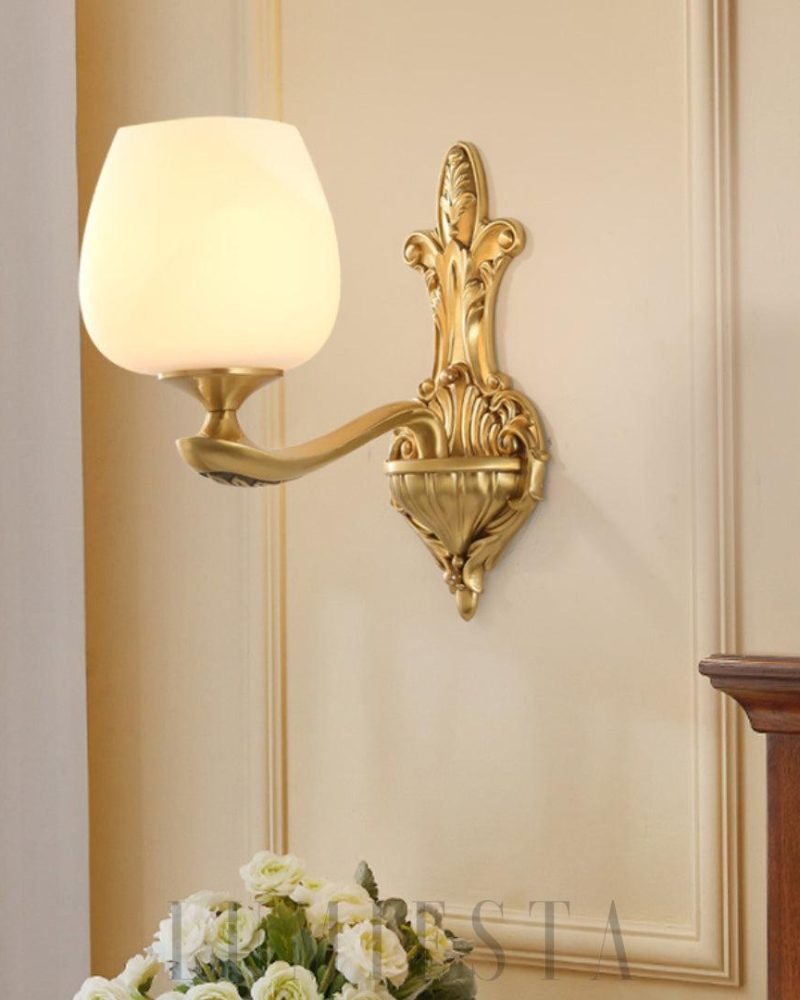 Lampa ścienna mosiężna z szklanym kloszem w stylu vintage