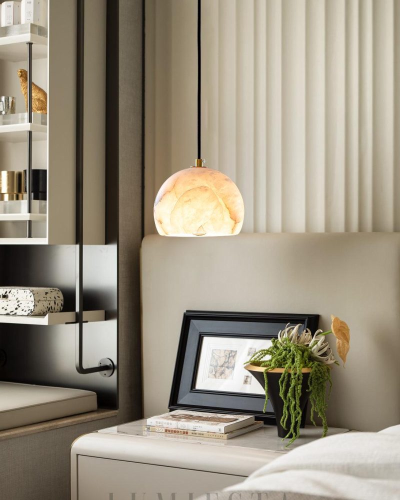 Lampa wisząca półokrągła z alabastru w białym i złotym kolorze