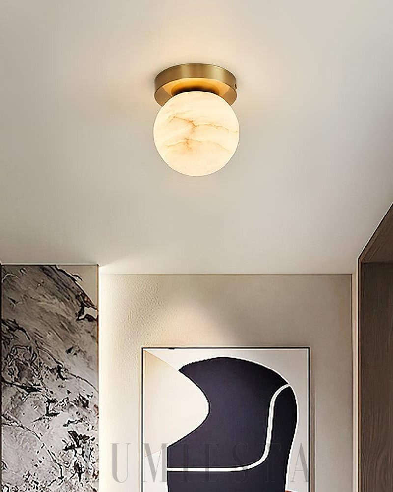Lampa sufitowa Mosiądz z alabastrowym kloszem elegancki styl