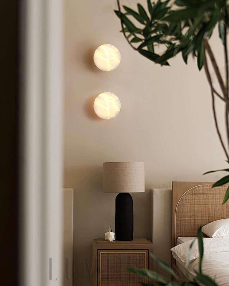 Lampa ścienna Domino A cylindryczna z alabastru w mosiądzu