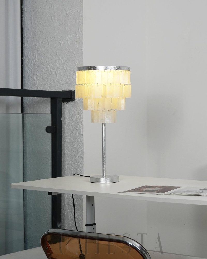 Lampa stołowa Skye z muszli srebrna i biała 25cm x 53cm