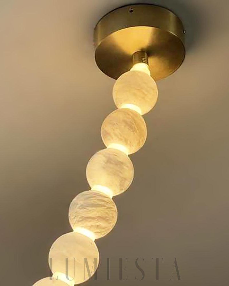 Onina - lampa wisząca w kształcie naszyjnika z alabastru