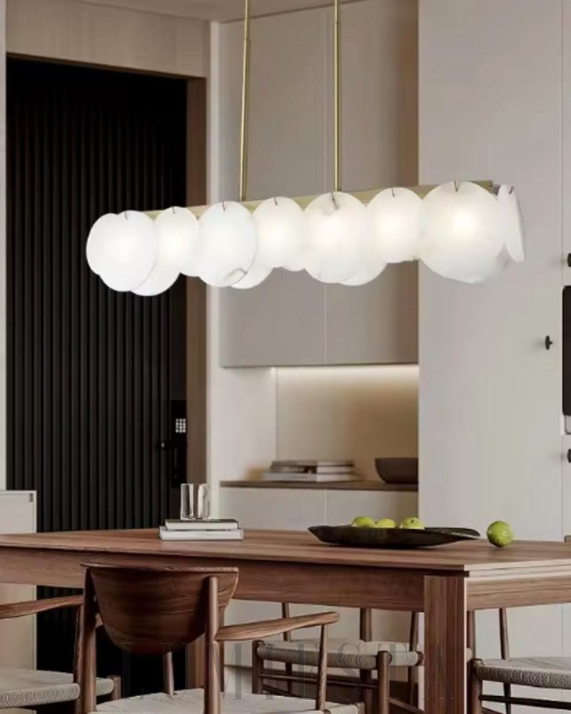Nowoczesna lampa wisząca z alabastru w kolorze mosiądzu