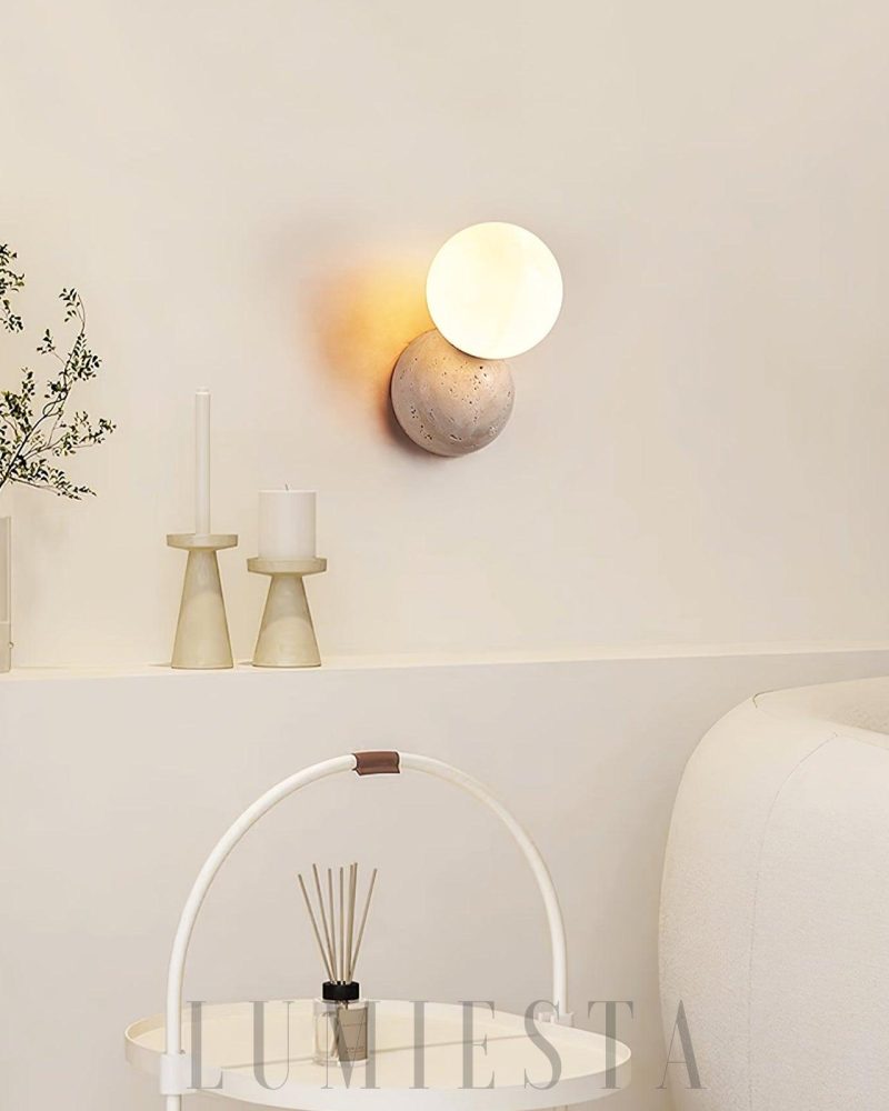 Lampa ścienna Tion w stylu nowoczesnym z beżowym travertynem
