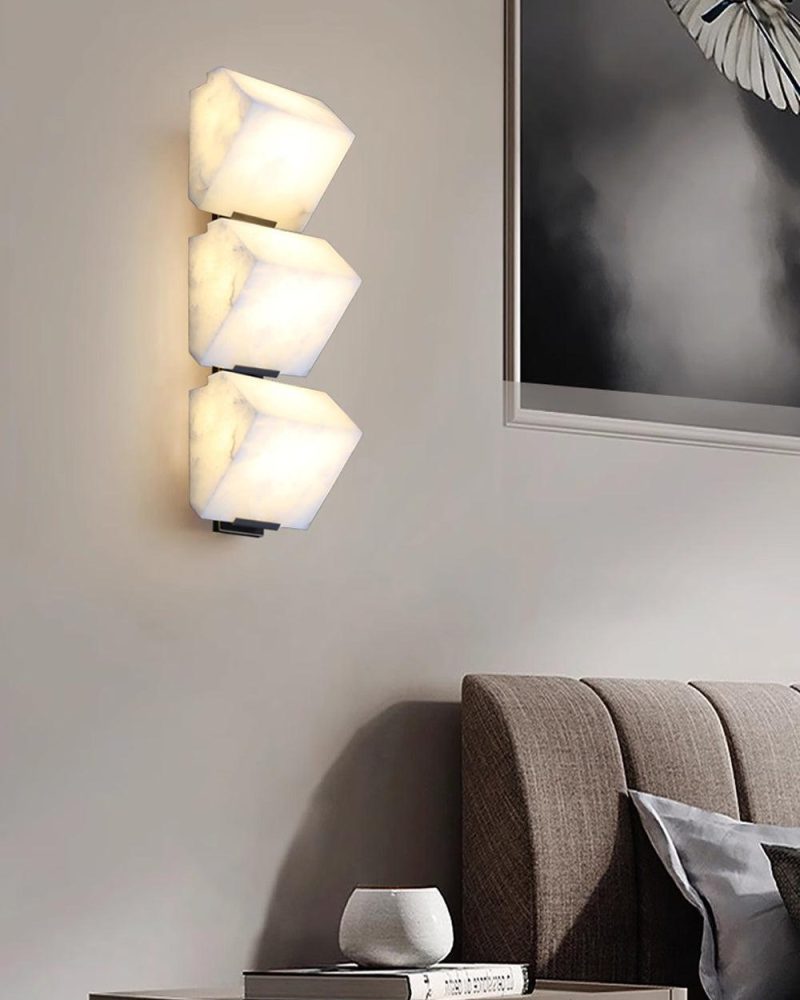 Nowoczesna lampa ścienna Alabaster z czarnym i białym wykończeniem
