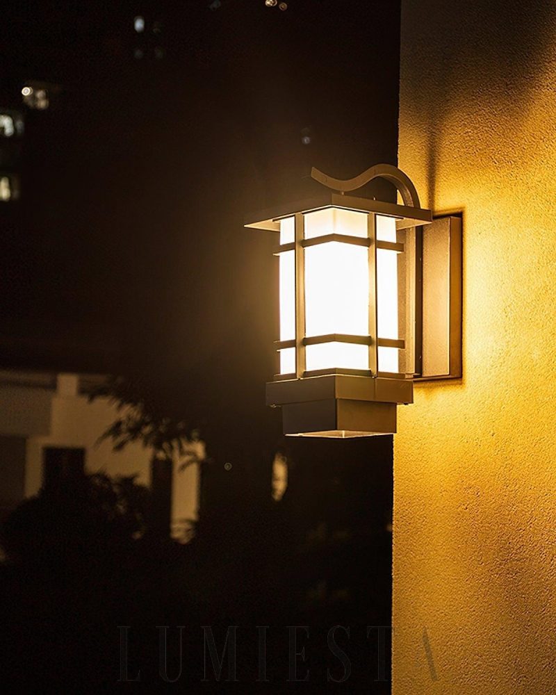 Lampa ścienna Madison w stylu latarni z dekoracyjną kratką