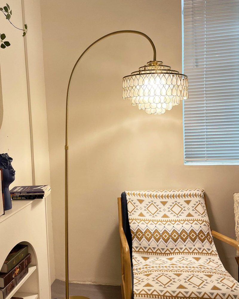 Lampa podłogowa Shell Teardrops w stylu złotym i białym