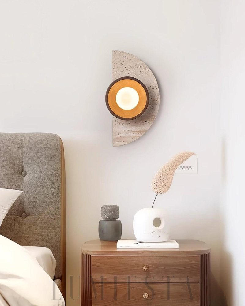 Lampa ścienna półokrągła Halvora z trawertynu i drewna