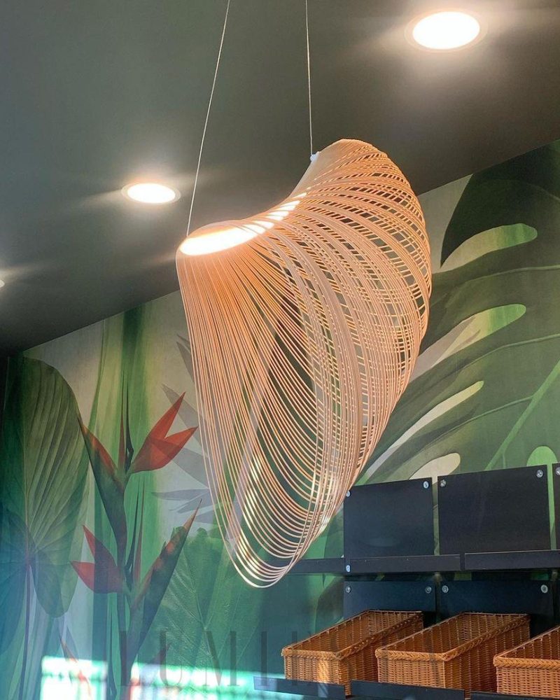 Lampa wisząca Art Float w kształcie nowoczesnej konstrukcji z drewna