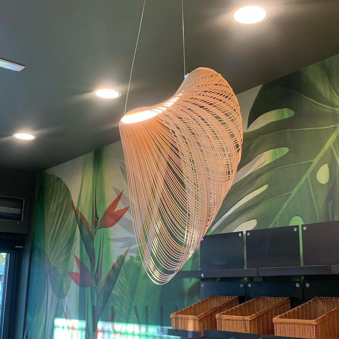 Lampa wisząca Art Float w kształcie nowoczesnej konstrukcji z drewna