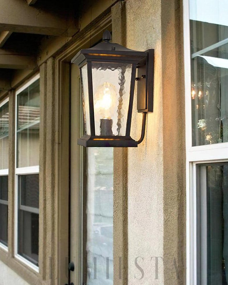 Lampa ścienna w kształcie klatki dla ptaków z szkła na zewnątrz